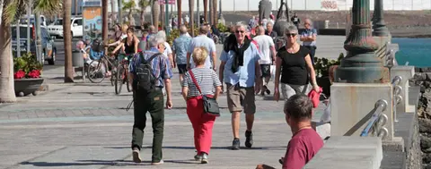 Gente paseando por Arrecife.