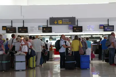 Turistas en el aeropuerto. Imagen de archivo.