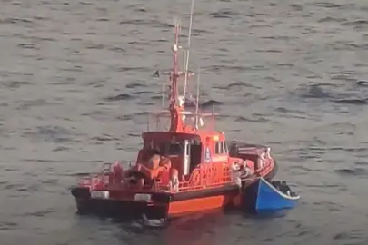 Salvamar auxiliando una patera (FOTO: Archivo)