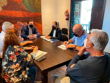 Reunión entre representantes del taxi y el Ayuntamiento de Yaiza