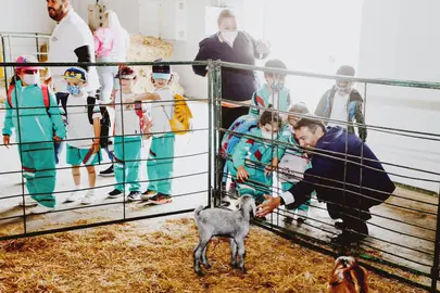 Visita de mayores y pequeños a la Feria Agrotecnológica y Ganadera