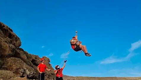 Momento en el que uno de los senderistas, y el perro, son rescatados