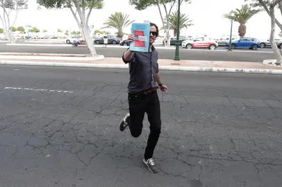 Oscar Pérez (CC) intentando ocultar su rostro a la llegada a los juzgados (FOTO: José Luis Carrasco)
