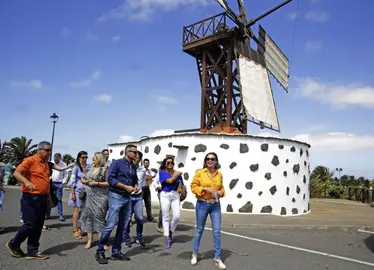 Visita Cabildo y Ayuntamiento al Molino de Viento de Teguise