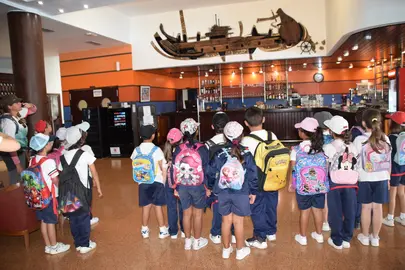 Alumnado del CEIP Antonio Zerolo contemplando el mural de Manrique