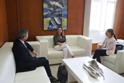 La presidenta del Cabildo de Lanzarote, María Dolores Corujo, mantuvo este jueves una reunión con la nueva directora del Aeropuerto César Manrique-Lanzarote, María Teresa Cuenca Luengos, y con el director del Grupo de Aeropuertos de Canarias, Luis López Chapí.<br />