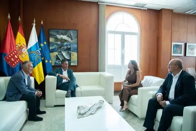Pedro Sánchez con los presidentes del Gobierno de Canarias y el Cabildo