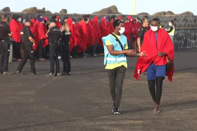 Migrantes llegados el viernes al muelle de Arrecife