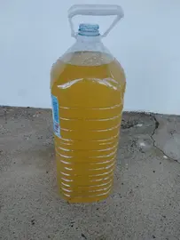 Aquí se aprecia el color del agua doméstica que llega a las casas de la isla