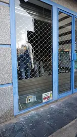 La cristalera rota en el comercio