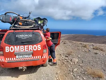 Bomberos auxiliando ciclistas