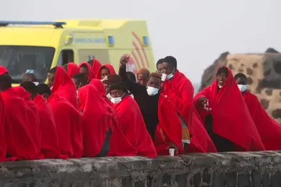 FOTO: José Luis Carrasco. Patera llegada el 5 de octubre al antiguo Muelle Comercial de Arrecife