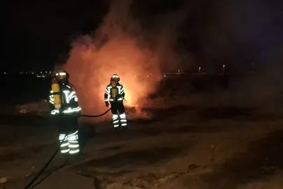 Los bomberos apagan el fuego de un contenedor