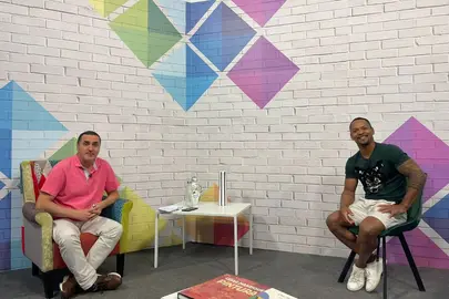 Ray Zapata en la entrevista en el Magazine