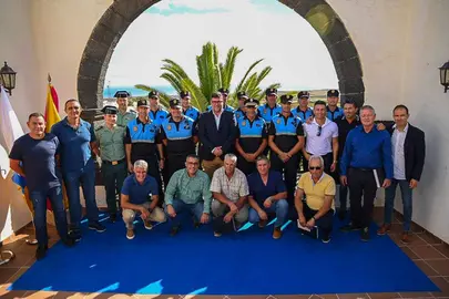 Distintivos por los 20 años servicio a los agentes de la Policía de San Bartolomé