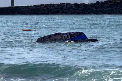 Encalla un velero en Playa Blanca