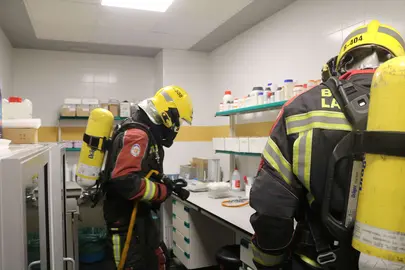 Bomberos durante la práctica