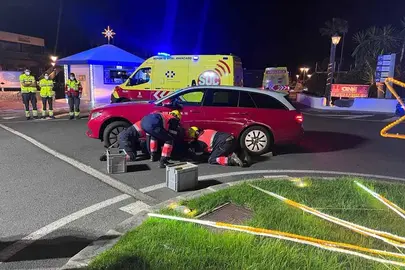Los bomberos intervienen en el atropello