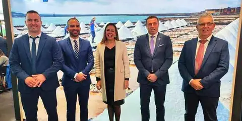 Alcalde y concejales del Ayuntamiento de Yaiza con la presidenta del Cabildo