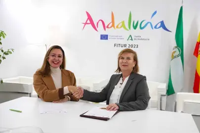 La presidenta del Cabildo de Lanzarote, María Dolores Corujo, y la presidenta de NECSTouR, Yolanda de Aguilar,