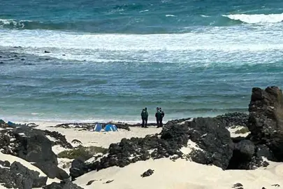 Efectivos de seguridad y emergencias este sábado en la zona donde encalló el velero