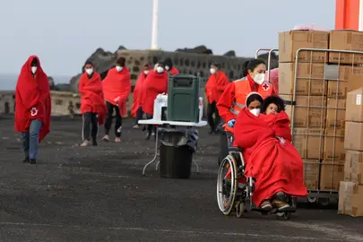 Personas migrantes llegadas en patera el día 22 de febrero de 2023. FOTO: José Luis Carrasco.