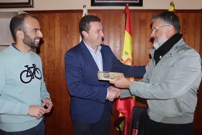 Valentín Fernández con el alcalde de Yaiza, Oscar Noda y el concejal de Cultura, Daniel Medina