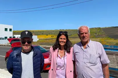 Evelia García con vecinos de Ye