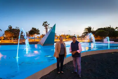 La alcaldesa, Astrid Pérez, y el concejal de Obras, Roberto Herbón, junto a la fuente reparada
