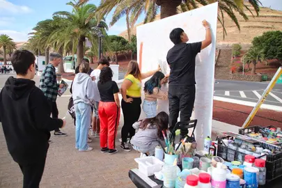 Estudiantes del IES Yaiza y del CEO Playa Blanca disfrutando de talleres lúdicos&nbsp;