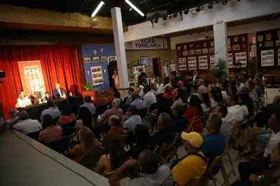 Ángel Víctor Torres con colectivos de personas migrantes, este lunes en el Torrelavega