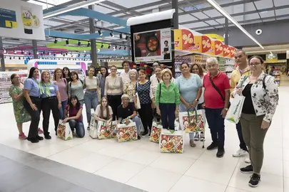 El chef Pepe Rodríguez con los ganadores de un concurso organizado por HiperDino