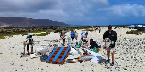 Lanzarote Limpia en Caleta Del Mojon Blanco