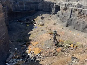 El cuerpo de la fallecida en el interior de la rofera. Se aprecian varios vehículos en el lugar.