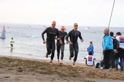 Los atletas salen de la prueba de natación