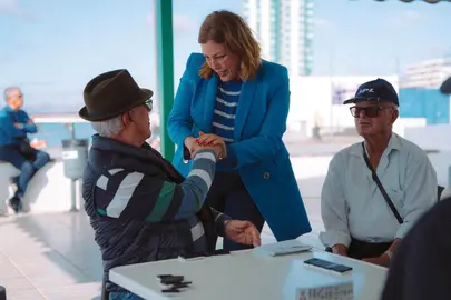 Astrid Pérez saluda a vecinos de Arrecife