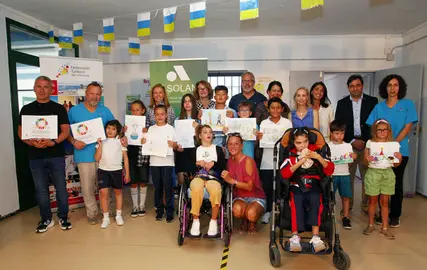 Los premiados en el concurso junto con los organizadores