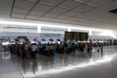 Mostradores de facturación del aeropuerto. Imagen de archivo.