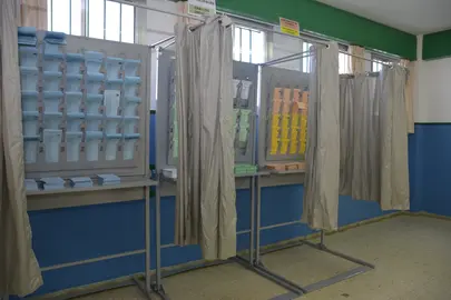 Cabina con papeletas en una sede electoral.