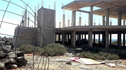 Esqueleto urbanístico en Costa Teguise.