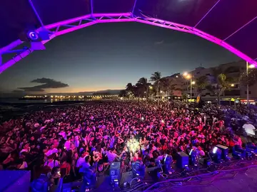 La playa de El Reducto se llenó con más de 10.,000 personas para disfrutar del Arrecife Summer Fest.