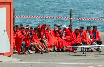 Personas migrantes atendidas en Puerto de Naos. Foto EFE.