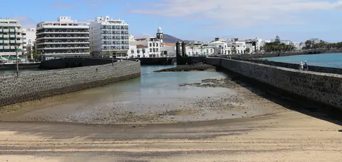 Marina de Arrecife a marea vacía.
