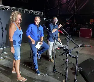 El alcalde y el concejal de Festejos junto a Rosana.