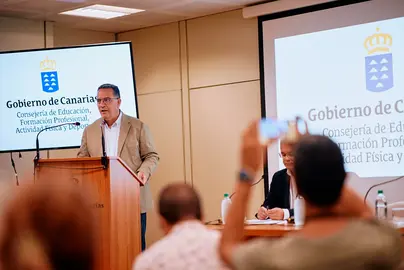 El consejero de Educación del Gobierno de Canarias, Poli Suárez, en rueda de prensa