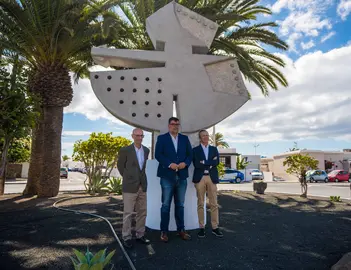 De izq a dcha, Eduardo Manrique, Isidro Pérez y Francisco Armas, delante de la escultura 'Alisio'.
