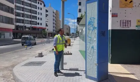 Retirada de cabinas telefónicas en Arrecife. (1)