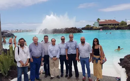 Los ingenieros, el autor, el alcalde, y representantes de la FCM en el Lago Martiánez en 2019.