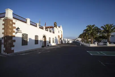 Ayuntamiento de Teguise y Convento de Santo Domingo.