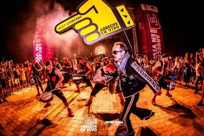 Buli Panés anima el pasacalles.